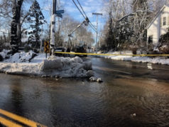 Una línea eléctrica rompe una tubería de agua principal dejando una extensa área de Wading River sin suministro de agua o electricidad esta mañana