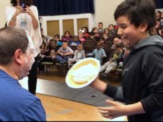 La venganza de los estudiantes de primaria de Roanoke: ¡Una tarta en su cara, Sr. Payton!