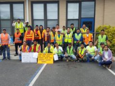 Un grupo juvenil de la iglesia St. John ayuda a limpiar las calles de Riverhead