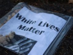 Carteles que declaran ‘las vidas de los blancos importan’ son distribuidos en Calverton e instan a la gente a ‘defender su postura’